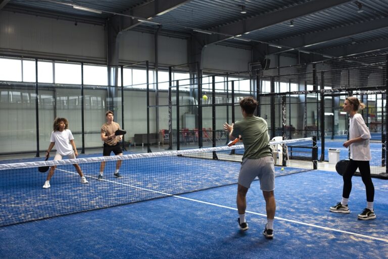 padel spillere spiller padel på en indendørs padel bane